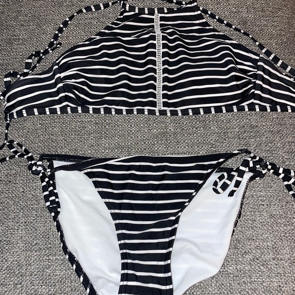 Xhilaration swimsuit - Picture 1 of 9